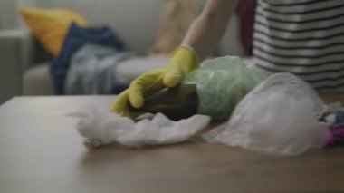 Genç kadının takibi çöp torbasında masadan çöp koyar