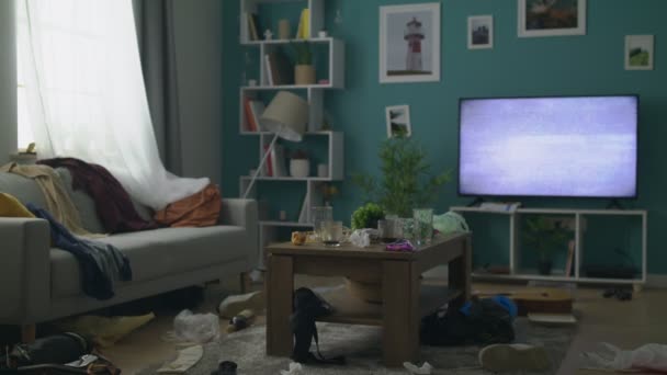 Inzoomen van concept van de puinhoop in de woonkamer na het feest — Stockvideo