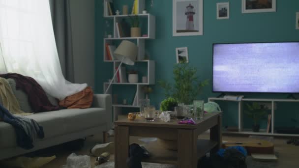 Zoom Mimo koncept nepořádku v obývacím pokoji po párty — Stock video