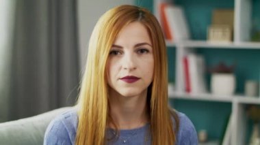 Onun rahat oturma odasında genç bir üzgün kız Portresi