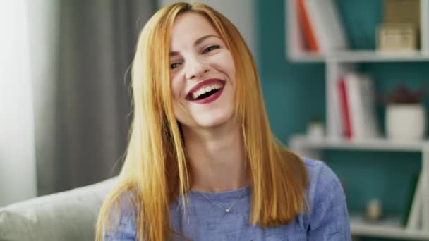 Portrait of a young cheerful girl in her cozy living room — Stock Video