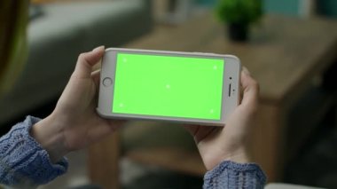 Green Mock-up Screen Smartphone kullanan Kanepedeki Kadın