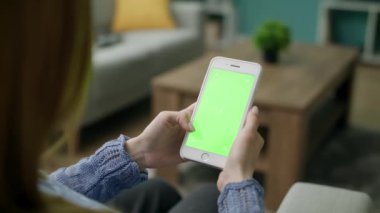 Green Mock-up Screen Smartphone kullanan Kanepedeki Kadın