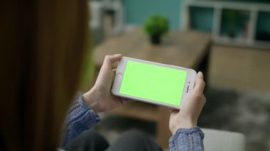 Green Mock-up Screen Smartphone kullanan Kanepedeki Kadın