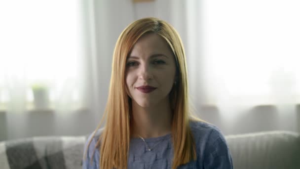 Retrato de una joven alegre en su acogedora sala de estar — Vídeos de Stock