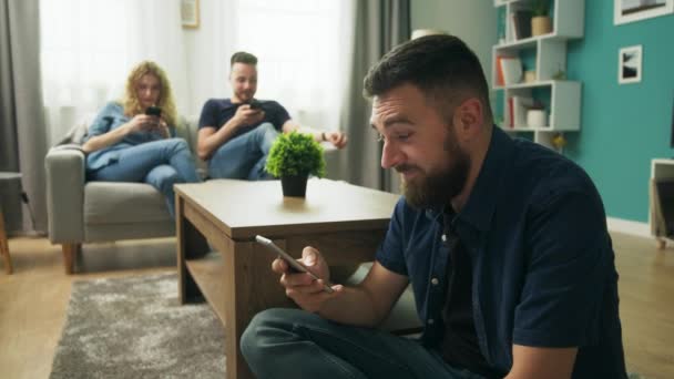 Jeune homme utiliser smartphone et ignore absolument ses amis — Video