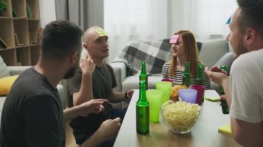 Rahat bir oturma odasında, arkadaşlar ben kimim bir oyun oynamak