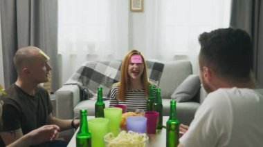 Rahat bir oturma odasında, arkadaşlar ben kimim bir oyun oynamak