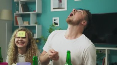 Rahat bir oturma odasında, arkadaşlar ben kimim bir oyun oynamak