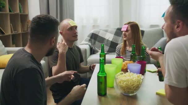 In a cozy living room, friends play a game Who am I — Stock Video