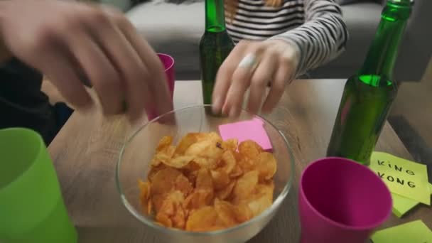Вид зверху на стіл, як руки беруть закуски на вечірці — стокове відео