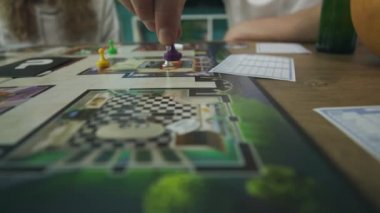 Oturma odasında arkadaşlar geeks stratejik bir masa oyunu oynamak