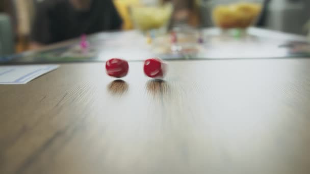 Juegos Rolling dados en mesa de juego de mesa juego — Vídeo de stock