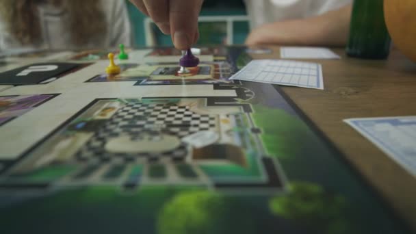 V obývacím pokoji hrají přátelé na strategické šachovnici — Stock video