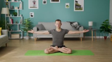 Dolly dışarı genç adam onun oturma odasında sabah yoga yapıyor