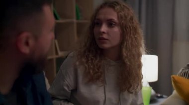 Bir grup erkek ve kız bira içip konuşur.