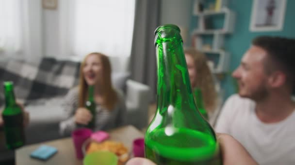 Botellas tintinean vasos en fiesta de cerveza — Vídeo de stock
