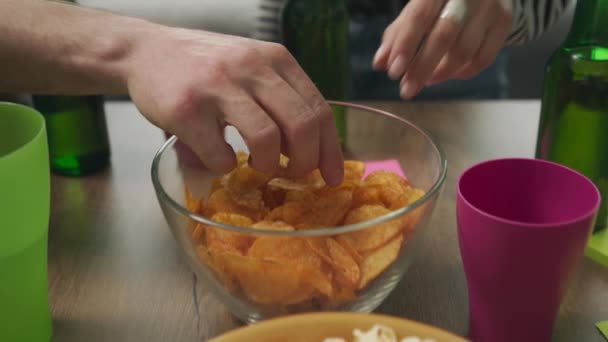 Vista superior sobre a mesa como as mãos tomam lanches em uma festa — Vídeo de Stock