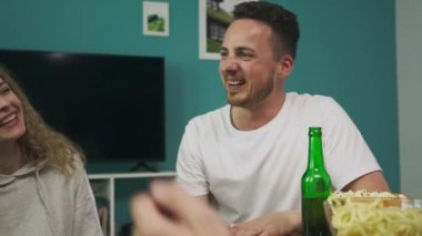 Arkadaşlar bir şirket rahat bir oturma odasında ahşap bir kule çalış