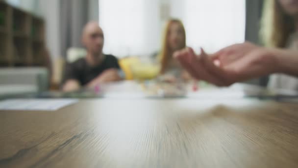 Juegos Rolling dados en mesa de juego de mesa juego — Vídeos de Stock