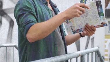 Bir harita ile bir yangın merdiveni üzerinde bir harita ile Turist