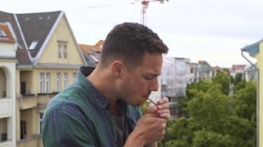 Merdivenlerde sigara içen adam