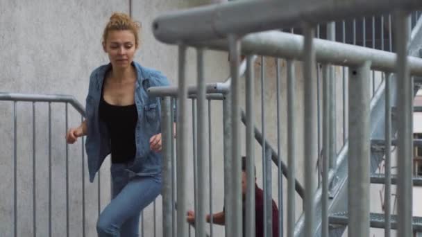 Genç çift şehirde üst kata çıkıyor — Stok video