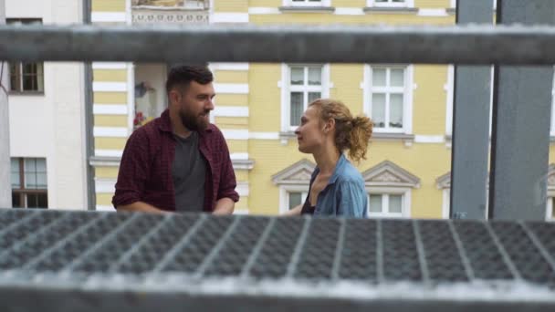 Jeune couple bavarder amusant dans les escaliers de la ville — Video