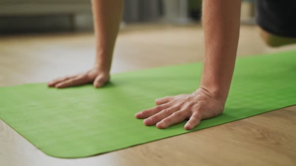 Giovane che fa Yoga a casa — Video Stock