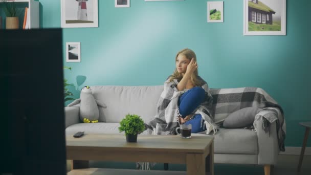Ung man ger en gåva till en lycklig flickvän på morgonen i vardagsrummet — Stockvideo