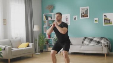 genç adam modern daire katta egzersizleri yapıyor