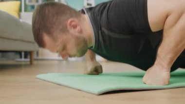 genç adam modern daire katta egzersizleri yapıyor