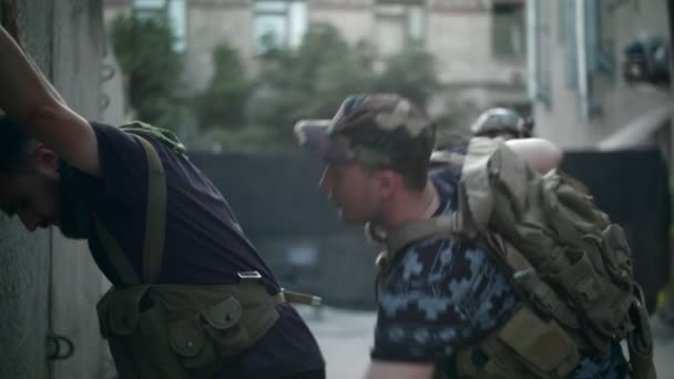 Військовий патруль затримав злочинця — стокове відео