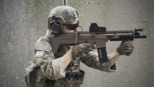 Militares patrullan la zona industrial durante batallas urbanas — Vídeos de Stock