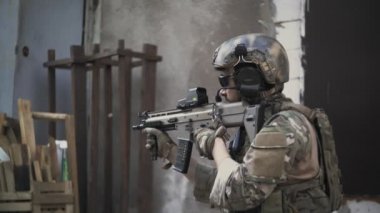 Şehir savaşları sırasında sanayi bölgesinde askeri devriyeler