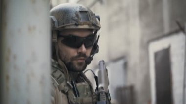 Ordu şehrin sanayi bölgesinde savaşıyor.