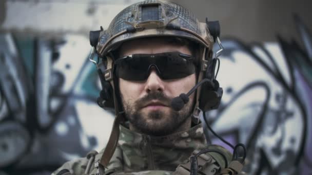 Porträtt av en amerikansk soldat i industriområdet — Stockvideo