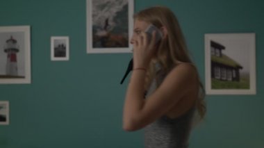 Gece elbise genç güzel kadın telefonda yemin