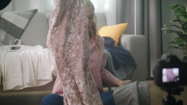 Vrouw blogger vertelt hoe je een jurk te kiezen — Stockvideo