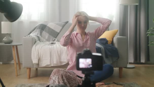 Donna blogger racconta come scegliere un abito sul suo blog — Video Stock