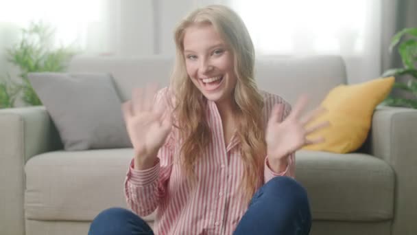 Mujer joven hablando de videollamadas en el chat riendo disfrutar de conversación en línea — Vídeos de Stock