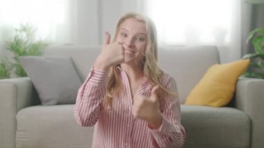 Neşeli genç kadın Blogger kamera kayıt vlog konuşan