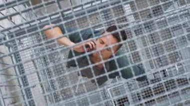 Adam bir otelde yangın merdiveni üzerine telefon la yemin ediyor