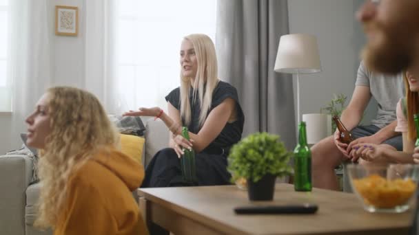 Gruppe von Freunden vor dem Fernseher und trinkt Bier mit Snacks — Stockvideo