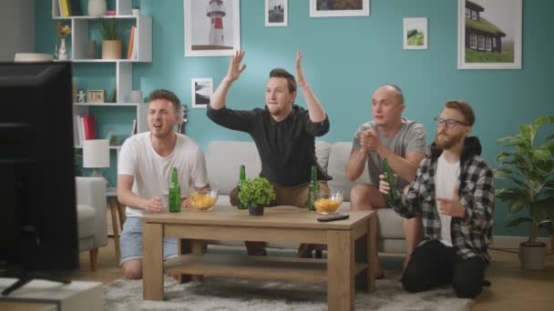 Amigos homens felizes ou fãs de futebol assistindo futebol em casa — Vídeo de Stock