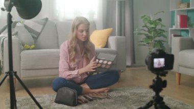 Kadın blogger pudra hakkında kamera konuşuyor