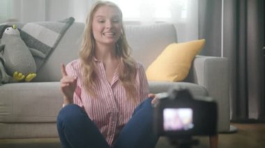 Kadın ünlü blogger kamera kullanarak onu online vlog için video kayıt