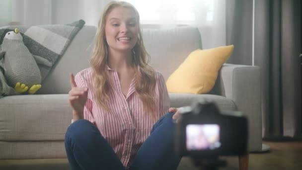 Vrouw beroemde blogger is het opnemen van video voor haar online Vlog met behulp van camera — Stockvideo