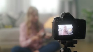 Kozmetik hakkında Kız blogger görüşmeler