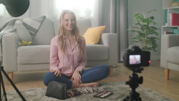 Beauty-Bloggerin begrüßt Zuschauer — Stockvideo
